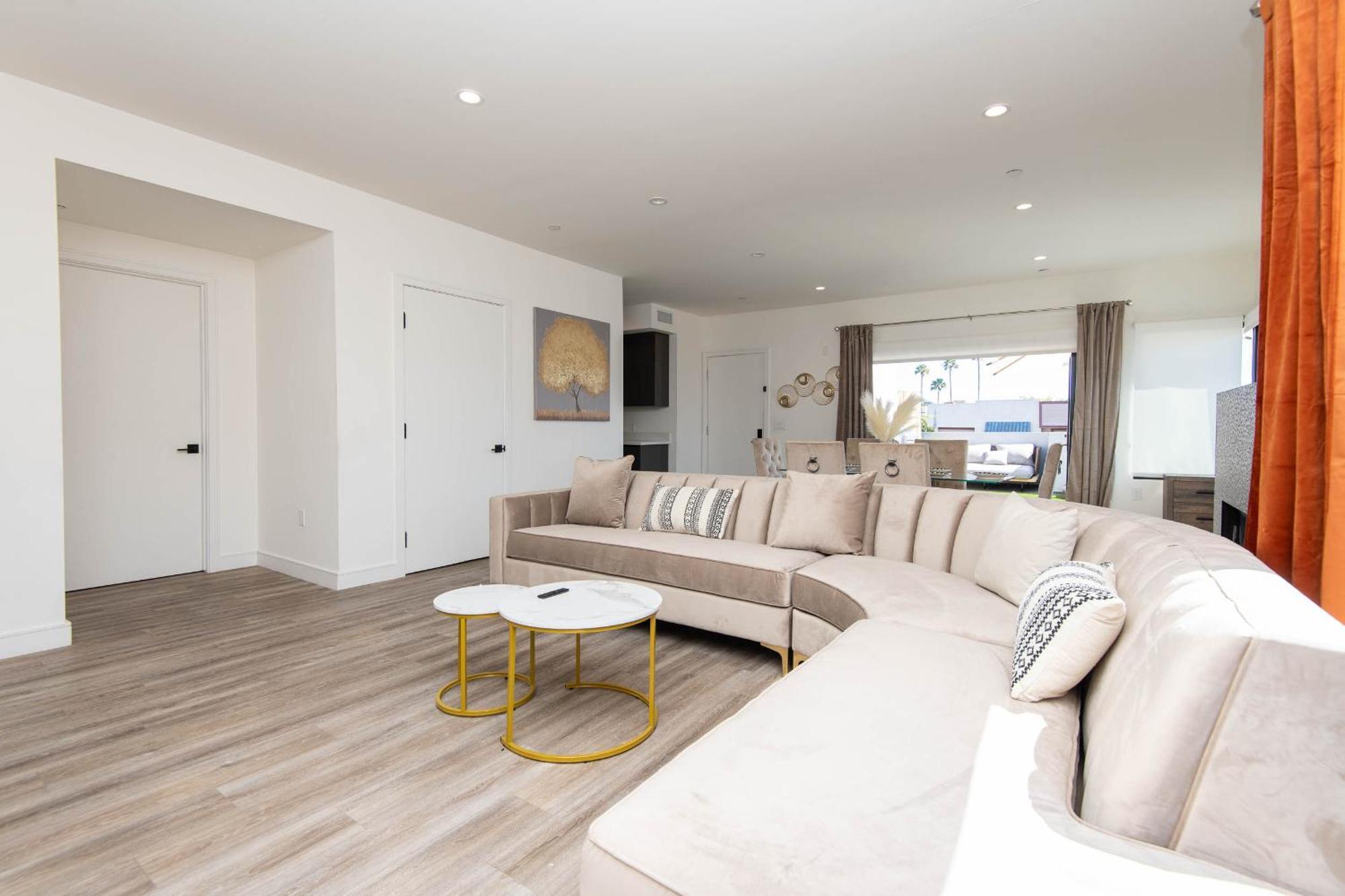 Regency Modern Apartments Glendale Bagian luar foto
